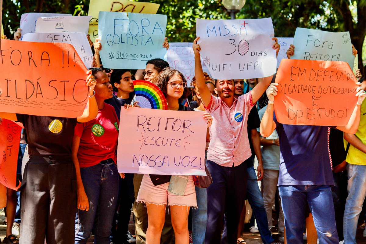 Protesto pacífico destaca demandas por segurança, estrutura e higienização na universidade.