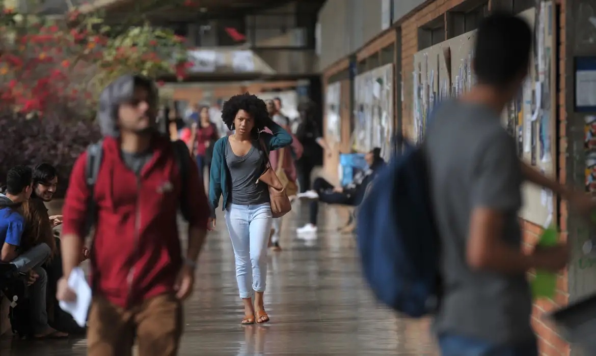 Senado amplia reserva de vagas para 30% em cotas raciais em concursos públicos.