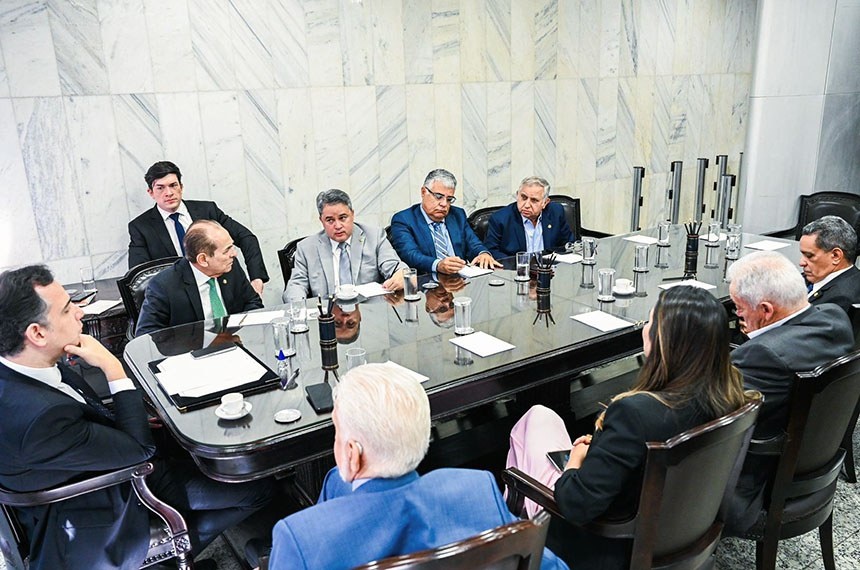 Senador propõe discussão sobre fim da reeleição e mudanças no sistema eleitoral.