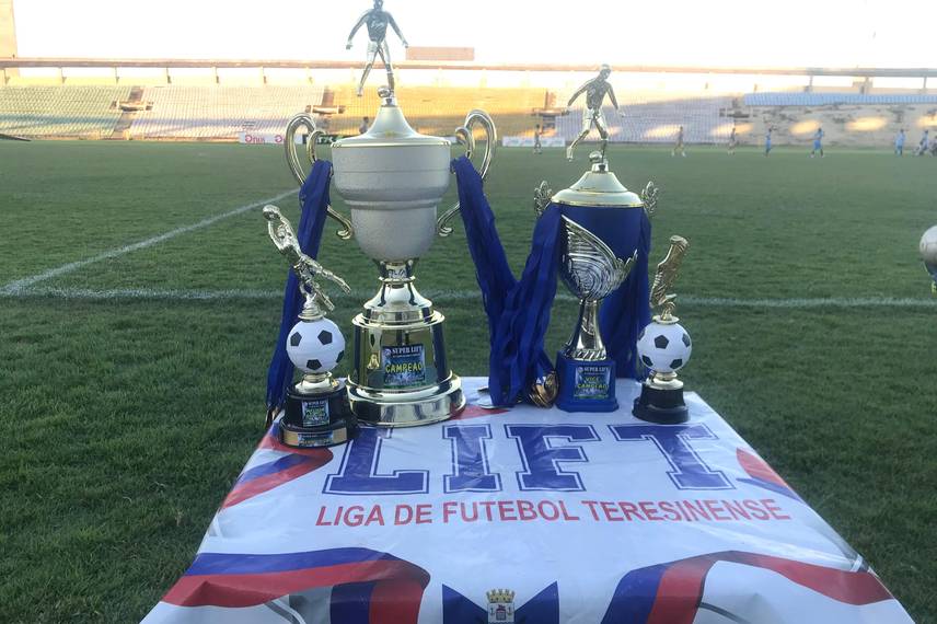 Troféus e Medalhas para os finalistas.