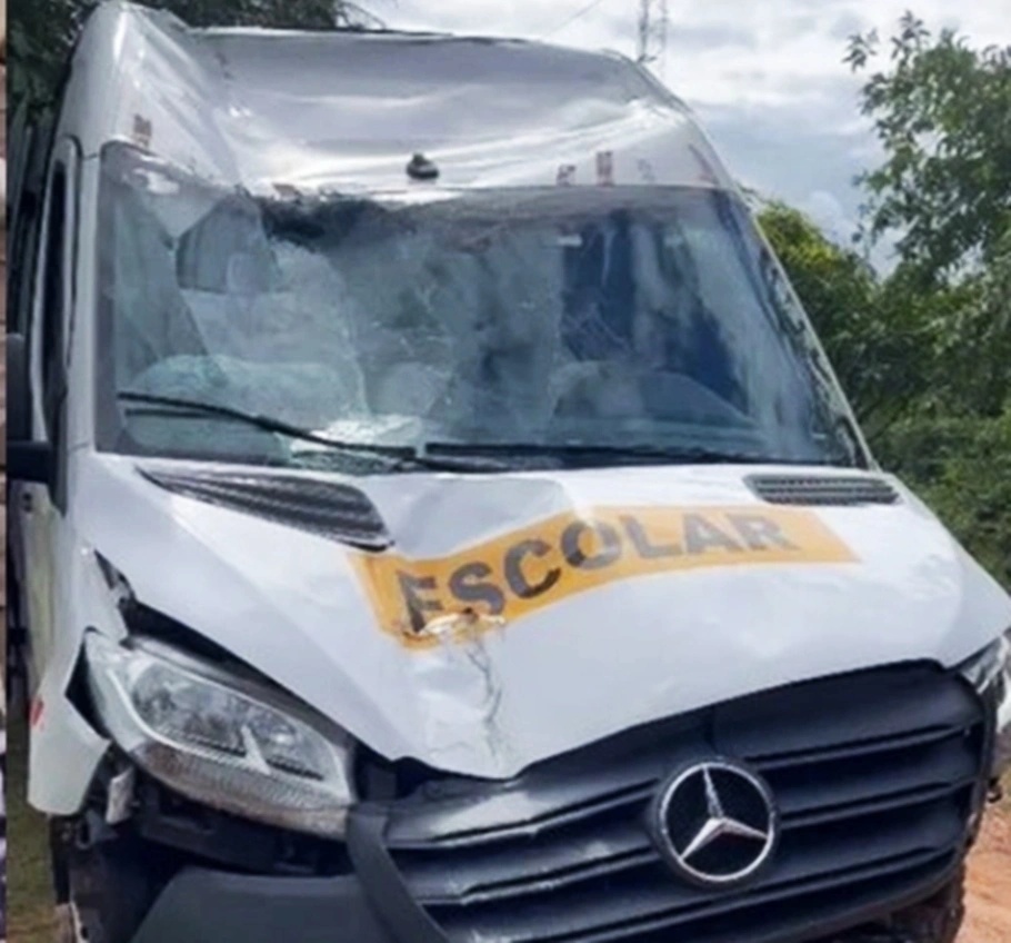 Van atropela criança na frente de escola no Piauí.