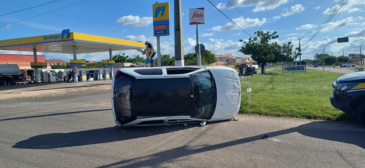 Carro tomba após colisão entre dois carros em Parnaíba.