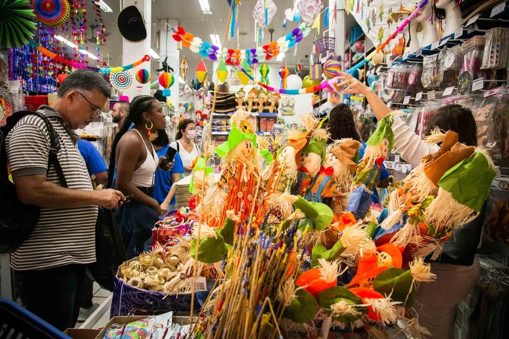 Comércio local se prepara para aumento nas vendas durante o mês.