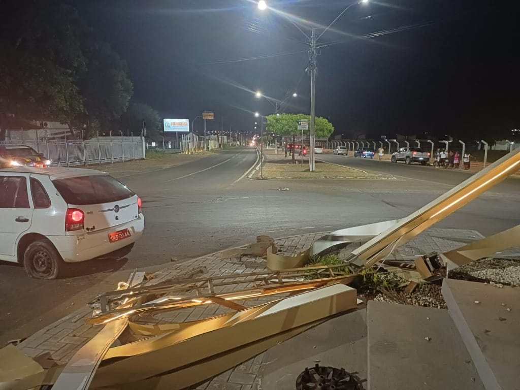 Homem colide com rotatória em Floriano.