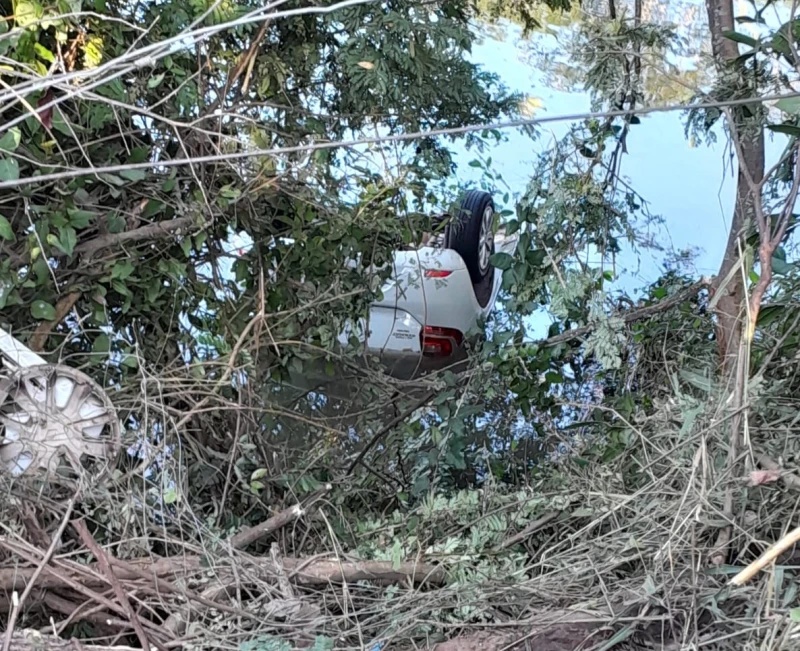 Homem morre após carro cair em lagoa em Teresina.