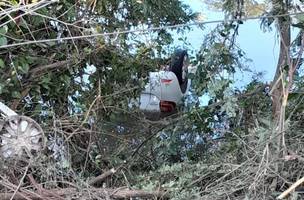 Homem morre após carro cair em lagoa em Teresina. (Foto: Reprodução)
