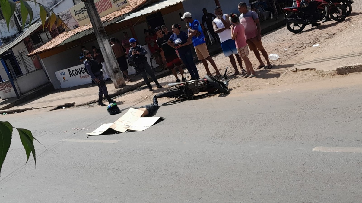 Jovem morre com cabeça esmagada após colidir caminhão.