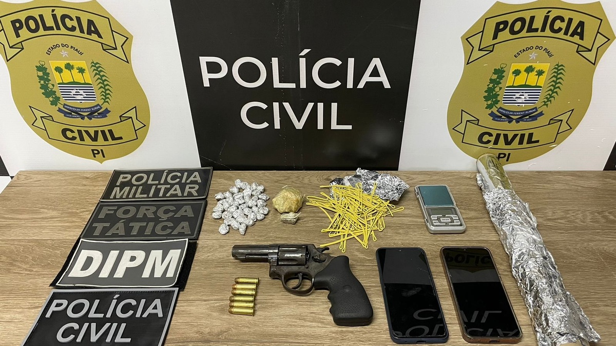 Materiais apreendidos durante a ação policial.