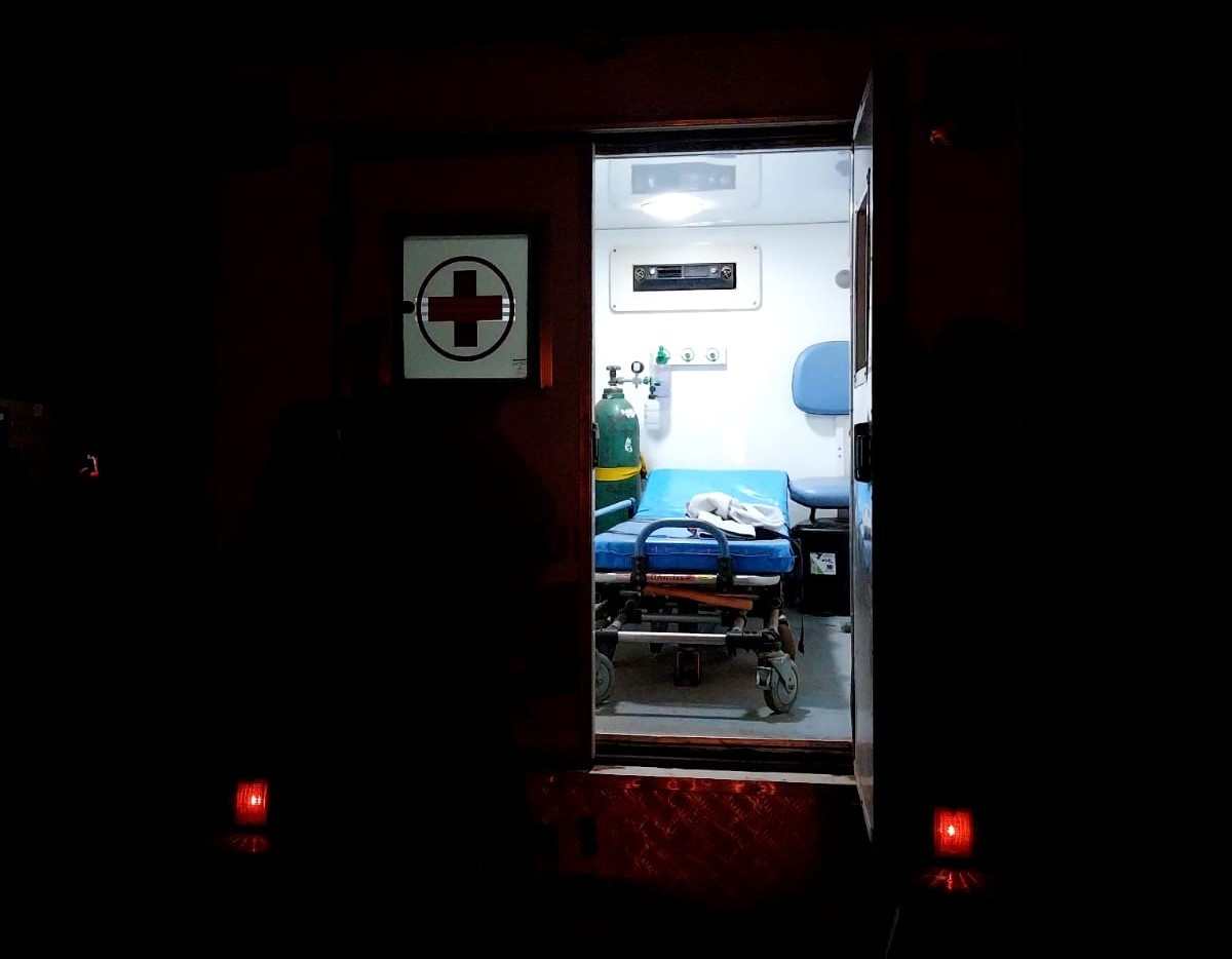 Mulher morre ao cair de ambulância em movimento.
