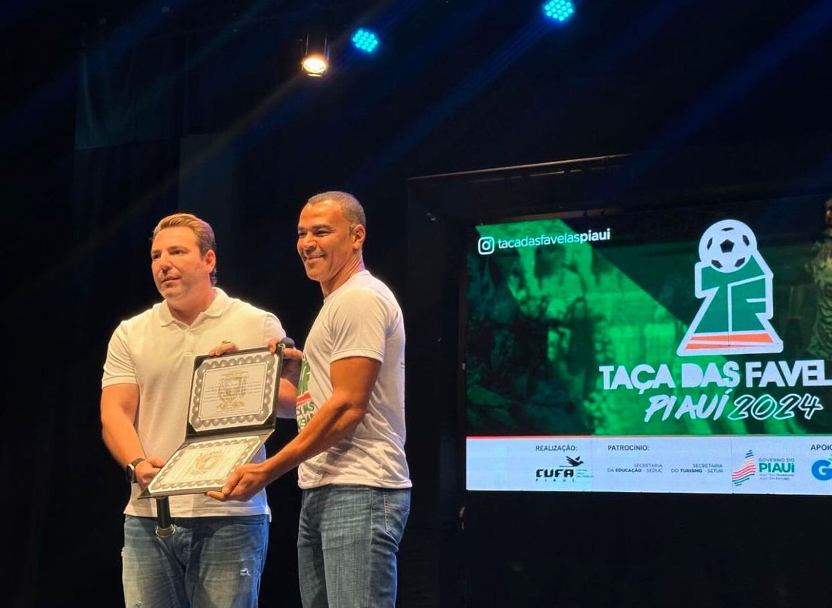 Cafu recebendo o título de cidadão Teresinense.