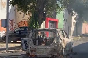 Carro pega fogo e fica completamente destruído. (Foto: Reprodução)