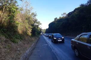 Colisão entre ônibus e carro deixa trânsito lento na BR-343. (Foto: Reprodução/ PRF-PI)