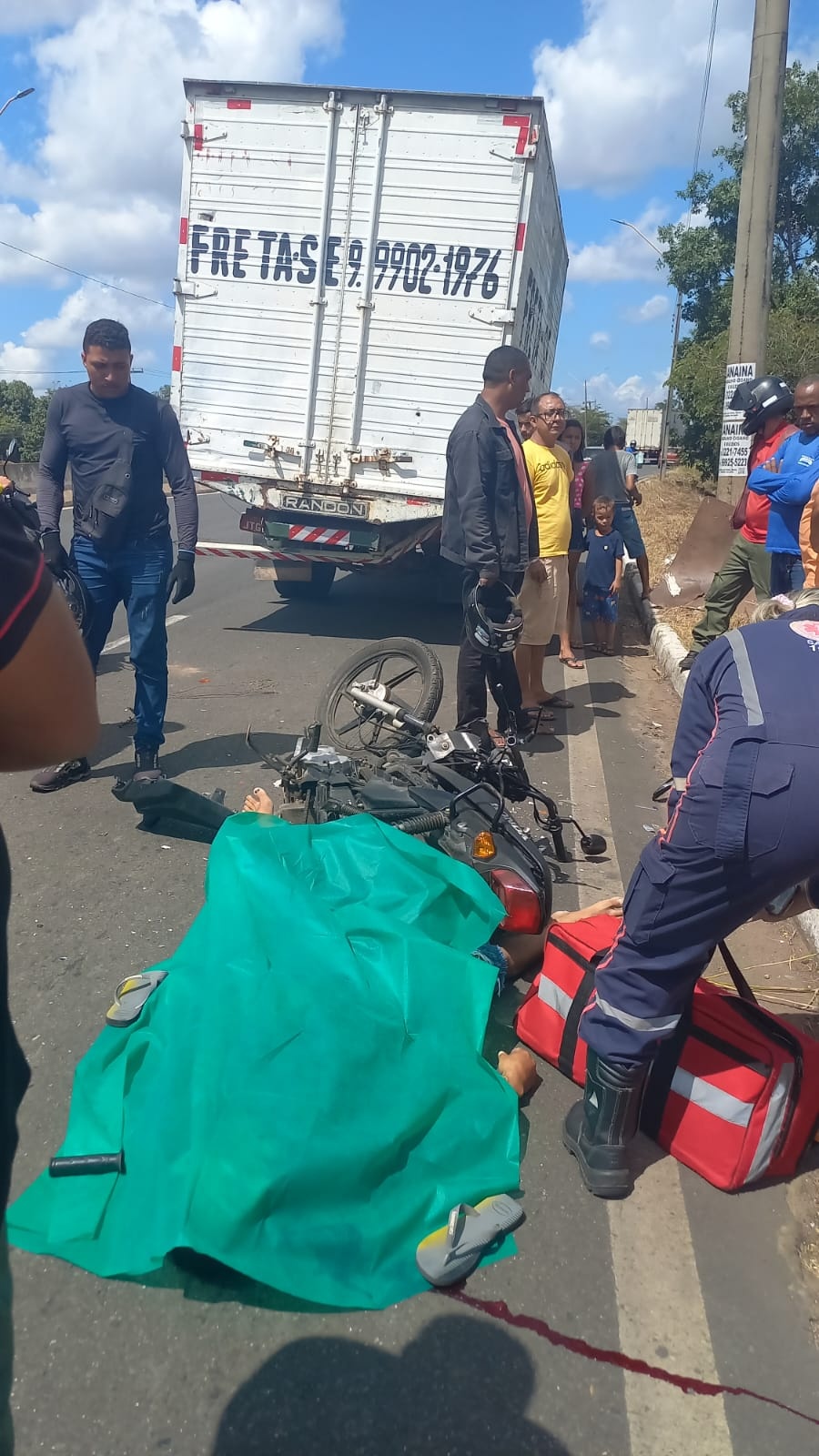 Homem morre ao colidir com caminhão.