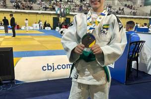 Jeissiara Gomes com a medalha de bronze conquistada. (Foto: Arquivo Pessoal.)