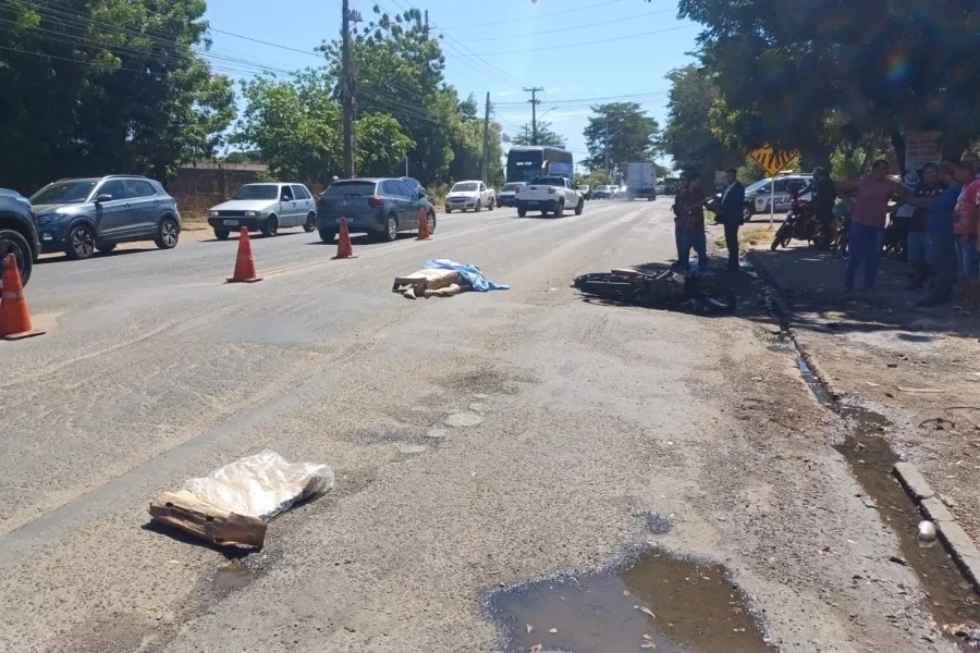 Motociclista morre em colisão com caminhão na BR-343.