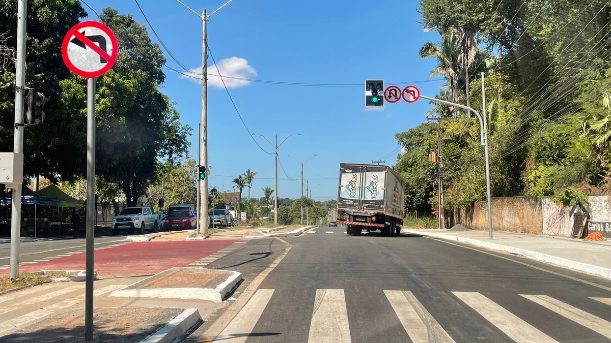 Novo semáforo na Avenida Presidente Kennedy.