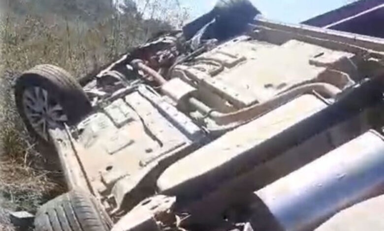 O carro veículo parcialmente destruído.