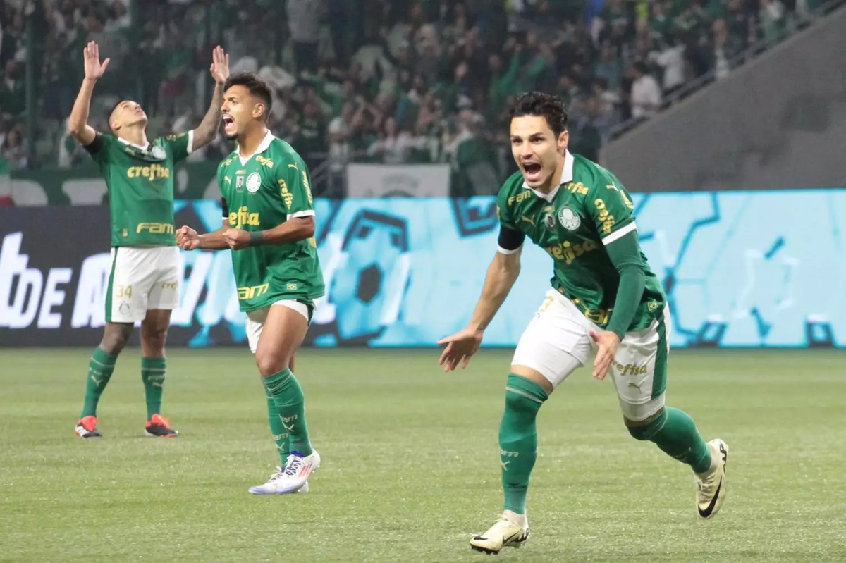 Palmeiras vence dérbi e afunda Corinthians na zona de rebaixamento.