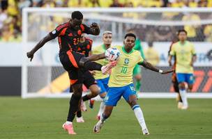 Rodrygo em disputa de bola na partida. (Foto: Reprodução)