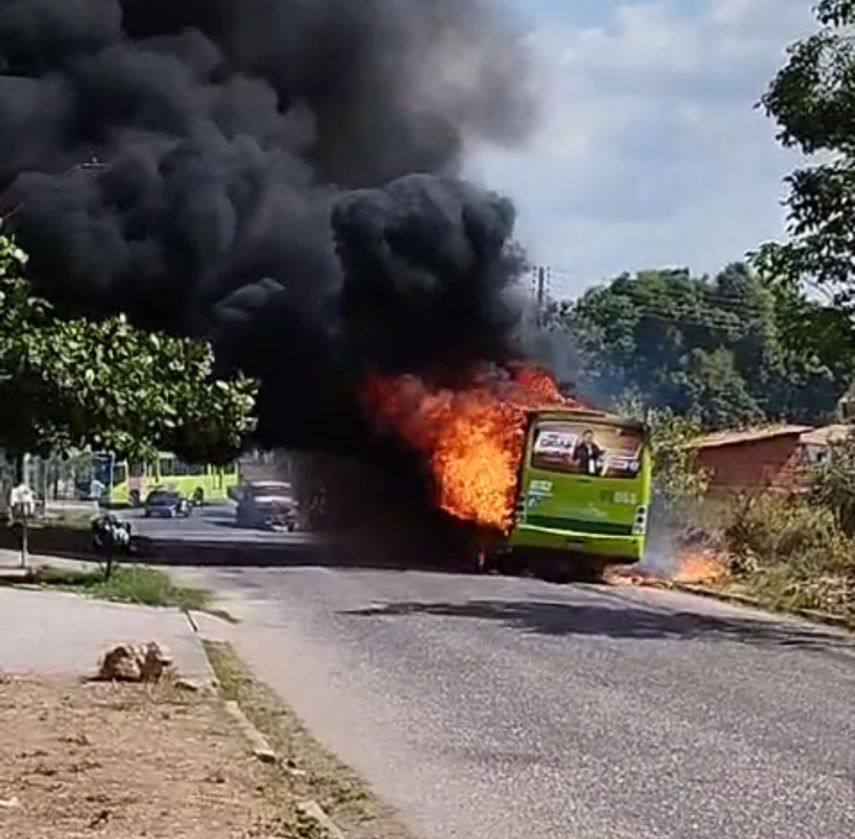Ônibus fica totalmente destruído após pegar fogo em Teresina.