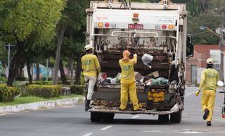 Prefeitura assina contrato para normalizar limpeza pública em Teresina Prefeitura assina contrato para normalizar limpeza pública em Teresina
