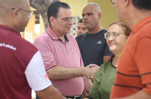 Deputado Gessivaldo realiza ação social na Vila do Ancião. (Foto: Reprodução/ Ascom)