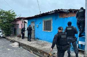 Idosa, filho e netos são presos com drogas escondidas no telhado de casa. (Foto: Reprodução/ SSP-PI)
