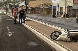 Jovem morre ao colidir com canteiro na Avenida Miguel Rosa. (Foto: Foto: Reprodução/ Internet)