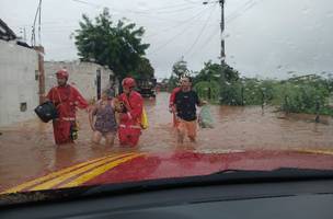 Moradores sofrem com enchentes em Picos. (Foto: Reprodução/ Internet)