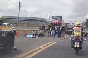 Mototaxista morre após colidir em traseira de caminhão na zona sul de Teresina. (Foto: Reprodução/ Redes sociais)