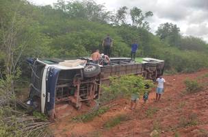 Ônibus tomba na zona rural de Redenção do Gurgueia, no Sul do Piauí. (Foto: Reprodução/ Internet)