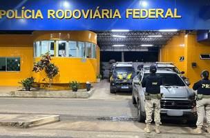 PRF aprende drogas, arma e carro roubado no Rio de Janeiro na cidade de Floriano. (Foto: Reprodução/ PRF)