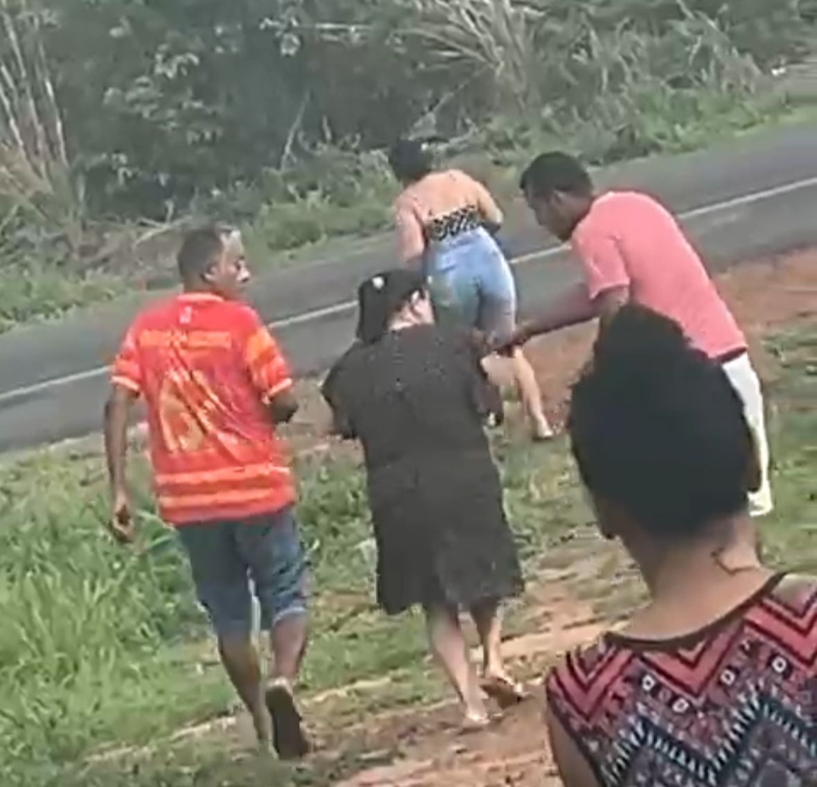 Recém nascido encontrado em matagal morre durante transferência para maternidade.