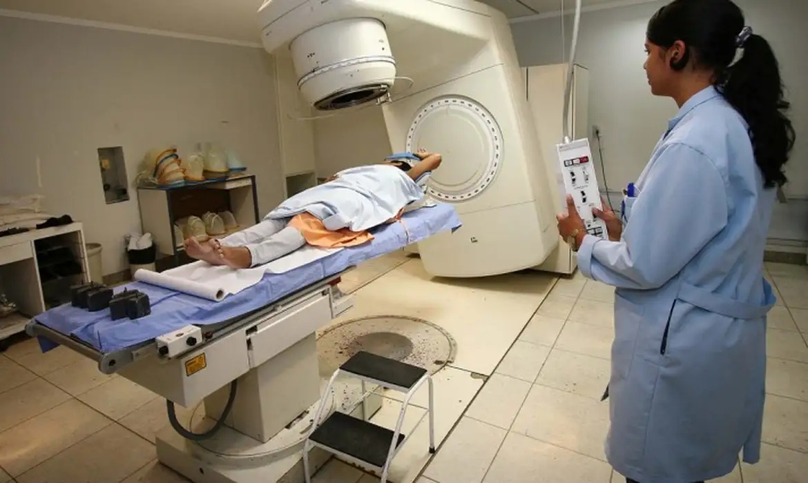 Governo cria auxílio de R$ 300 para pacientes que viajam para fazer radioterapia.
