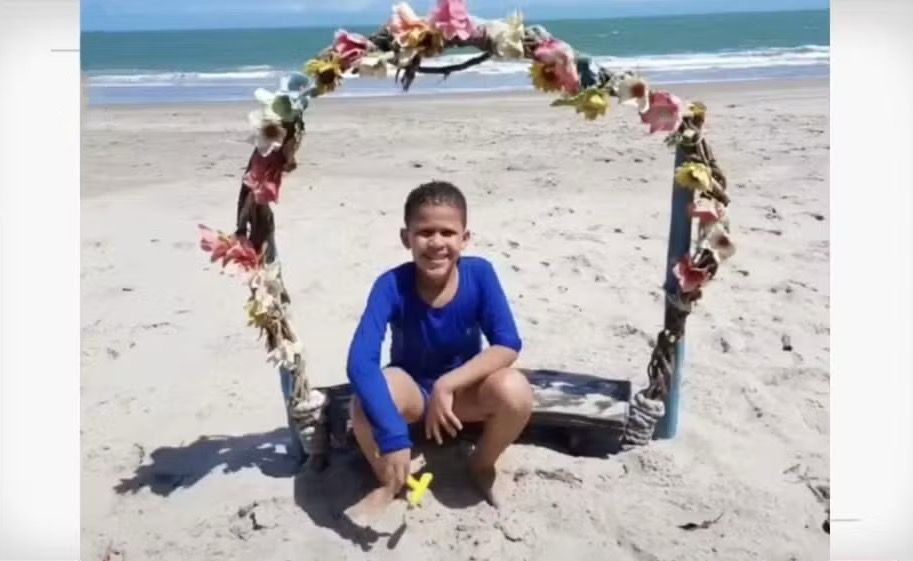 Menino morre ao levar choque elétrico carregando o celular.