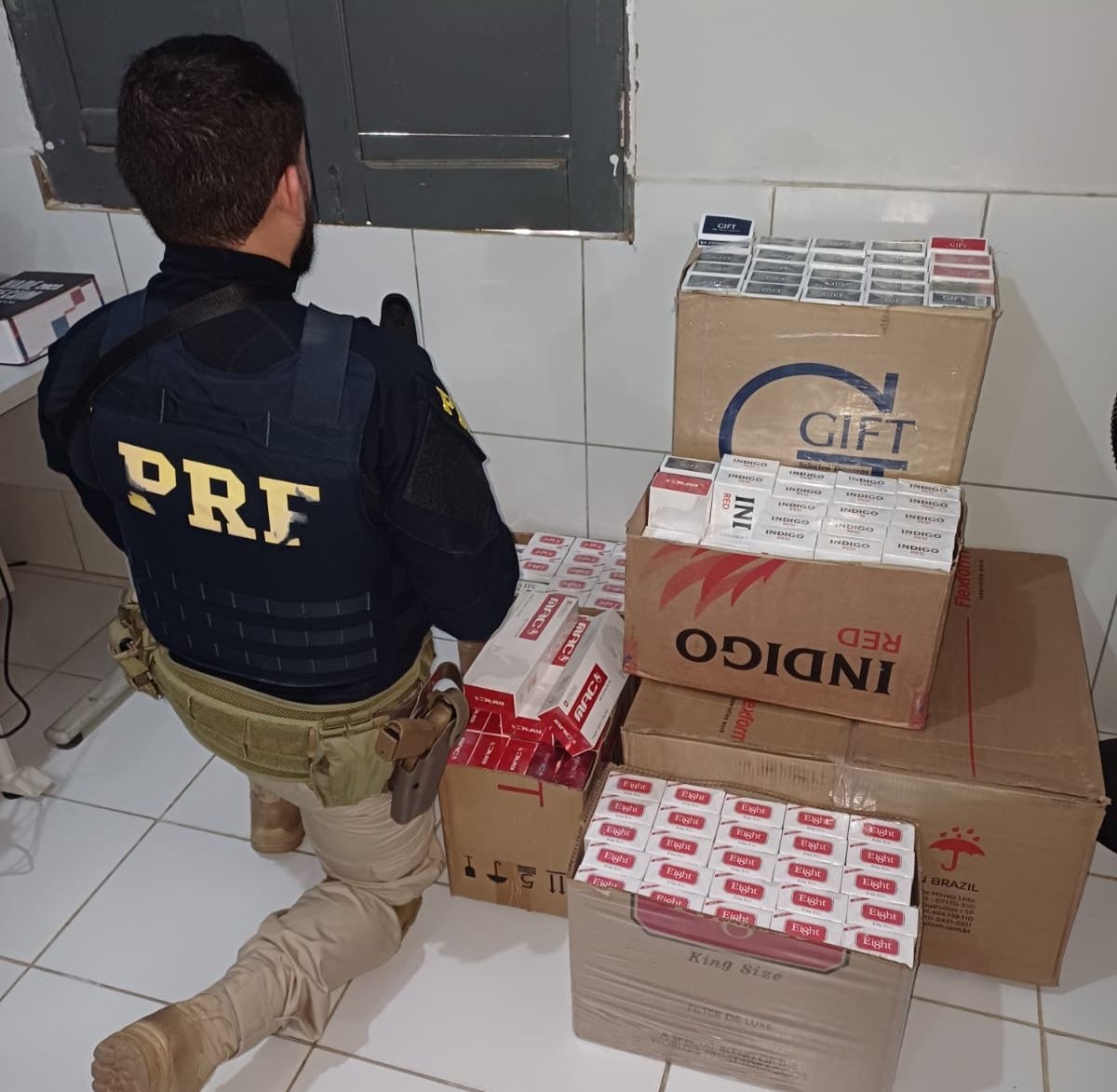 Homem é preso pela PRF com cigarros contrabandeados.