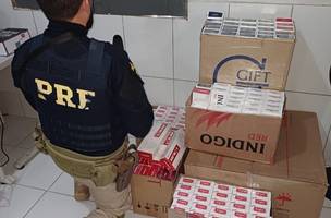 Homem é preso pela PRF com cigarros contrabandeados. (Foto: Ascom: PRF)