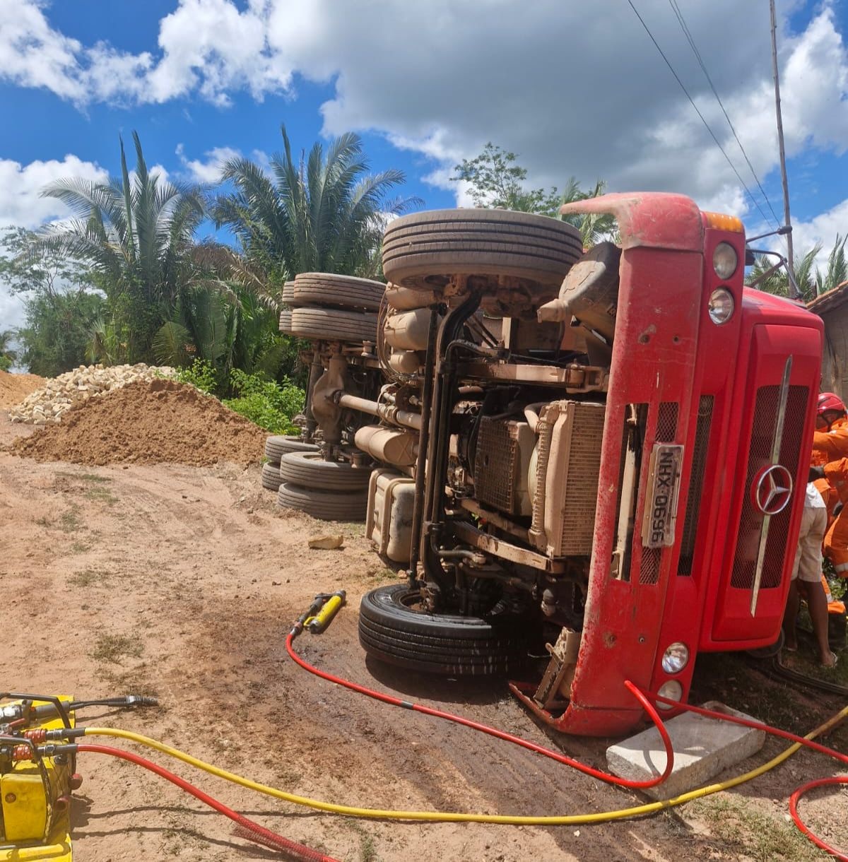 Homem fica preso a ferragens de caminhão após acidente na zona rural leste.