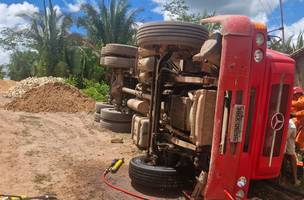 Homem fica preso a ferragens de caminhão após acidente na zona rural leste. (Foto: Reprodução Internet)