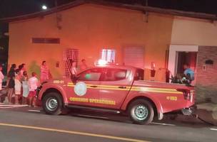 Incêndio atinge casa na Zona Norte de Teresina; um cachorro morreu. (Foto: Divulgação/ Corpo de Bombeiro do Piauí)