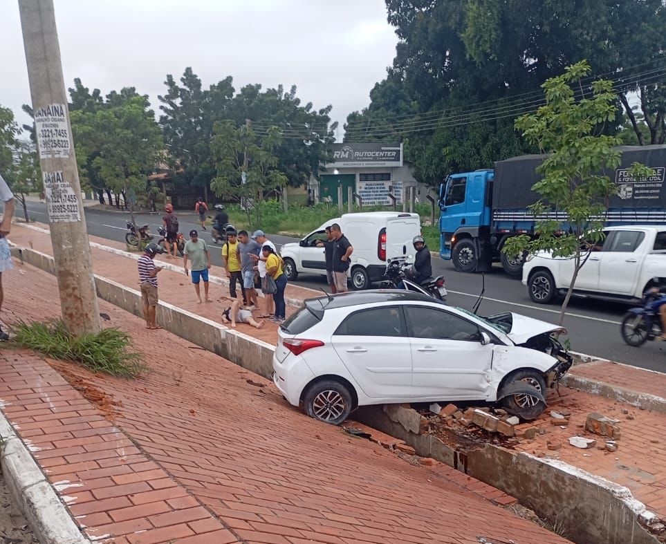 Motorista fica ferido após carro bater na traseira de caminhão na BR-316.