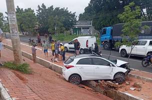 Motorista fica ferido após carro bater na traseira de caminhão na BR-316. (Foto: Reprodução/ Divulgação)