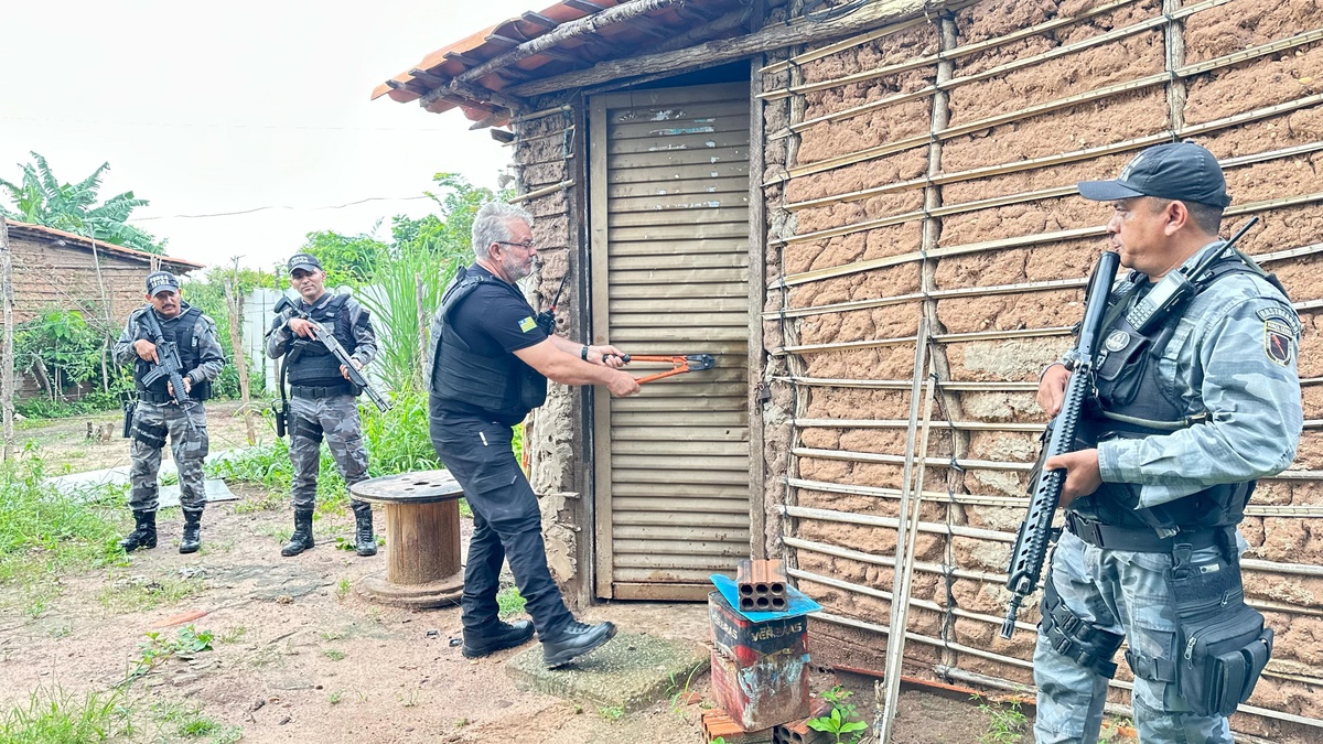 Operação prende 146 pessoas e apreende armas e dinheiro no Piauí.