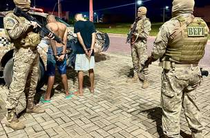 PM recupera carro roubado e prende suspeitos com armas e drogas em Teresina. (Foto: Divulgação/ SSP-PI)