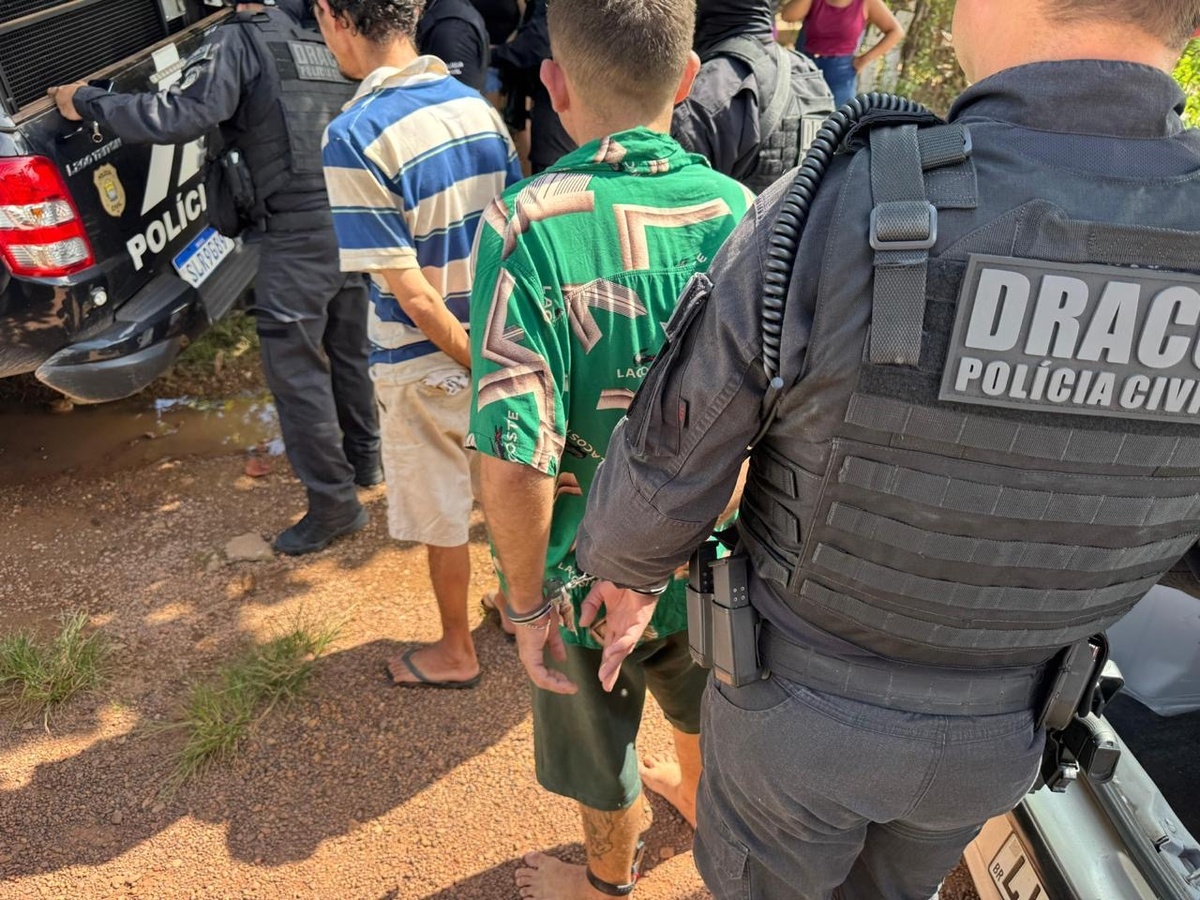 Quatro pessoas são pressas acusadas de fazerem parte de facções criminosas.