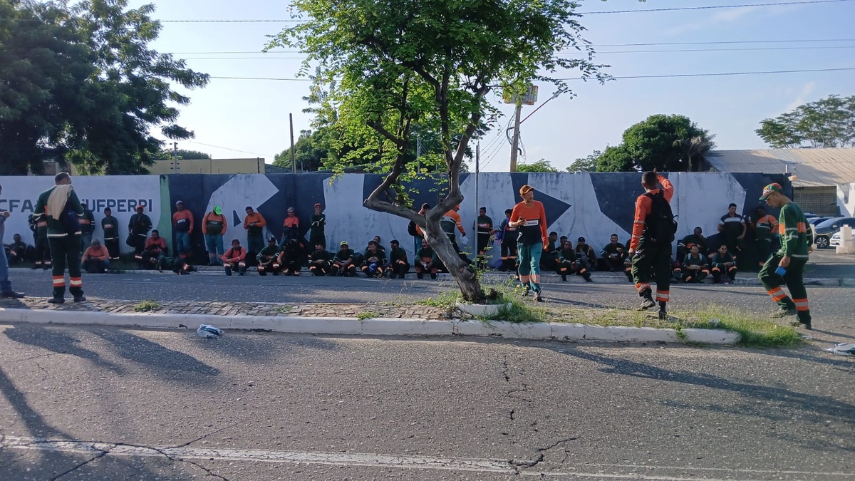 Trabalhadores de limpeza pública paralisam atividades em Teresina.