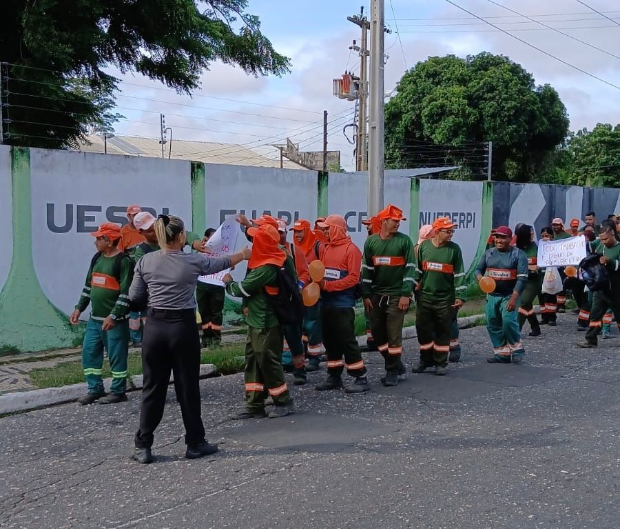 Trabalhadores fazem protesto em Teresina após agressão.