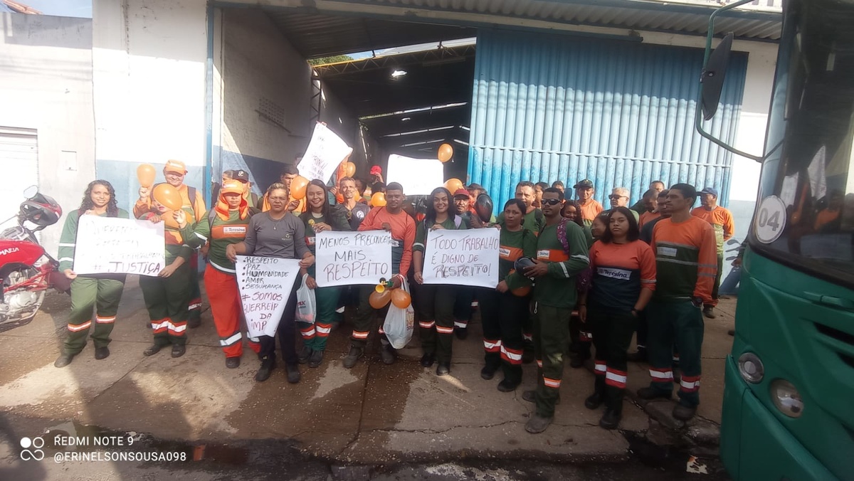 Vários garis da limpeza pública de Teresina se reuniram no ato.