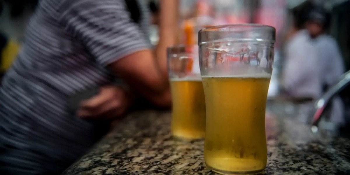 Câmara aprova aumento de pena para quem der bebida alcoólica a crianças.