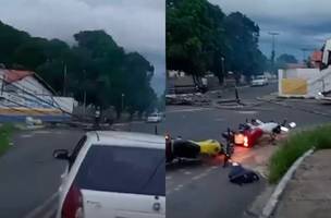 Caminhão derruba poste e gera transtornos no Dirceu I, em Teresina. (Foto: Reprodução/ Divulgação)